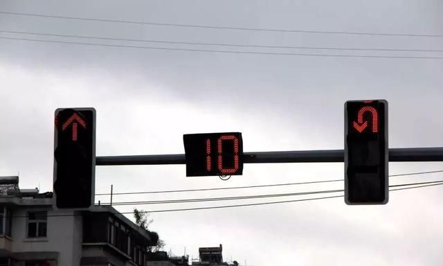 红绿灯掉头要不要看红绿灯开车小知识