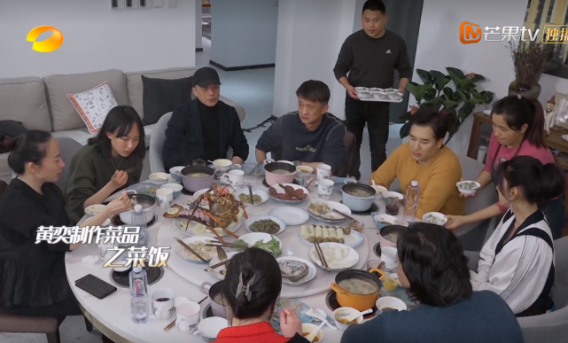 崔伟家还请了2个保姆,一个是男的,一个女的.