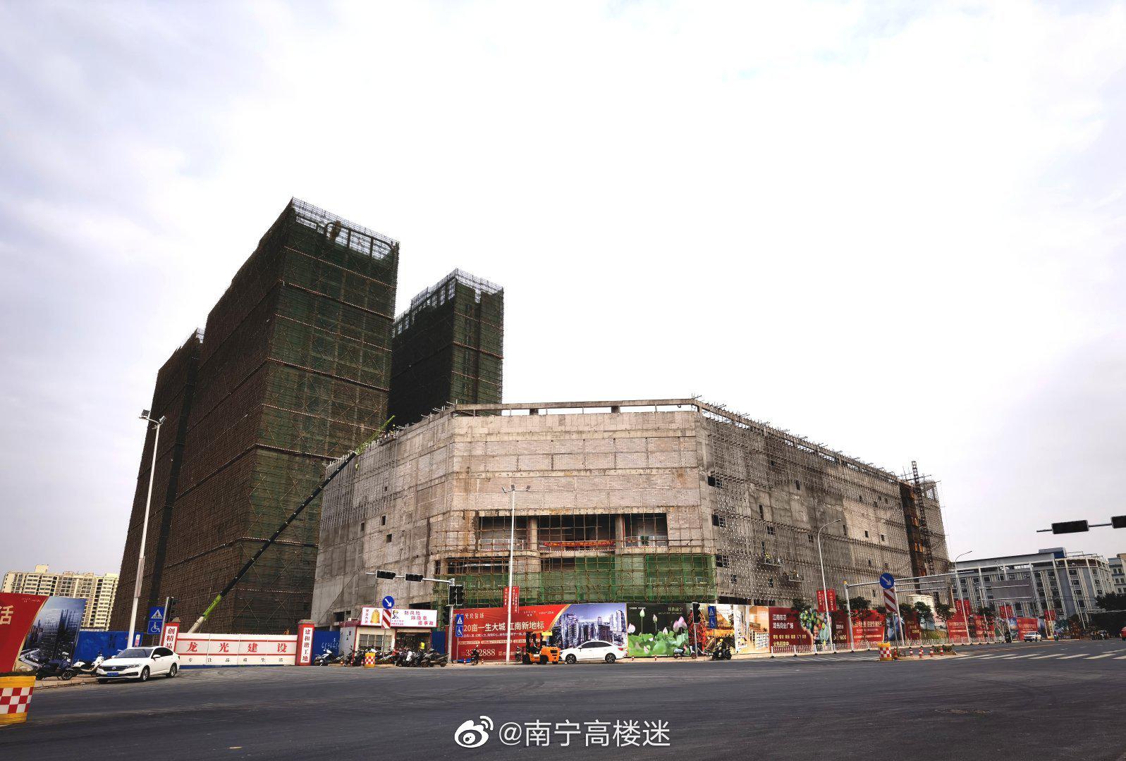 江南龙光商业广场项目进度,目前开始进行外立面装修