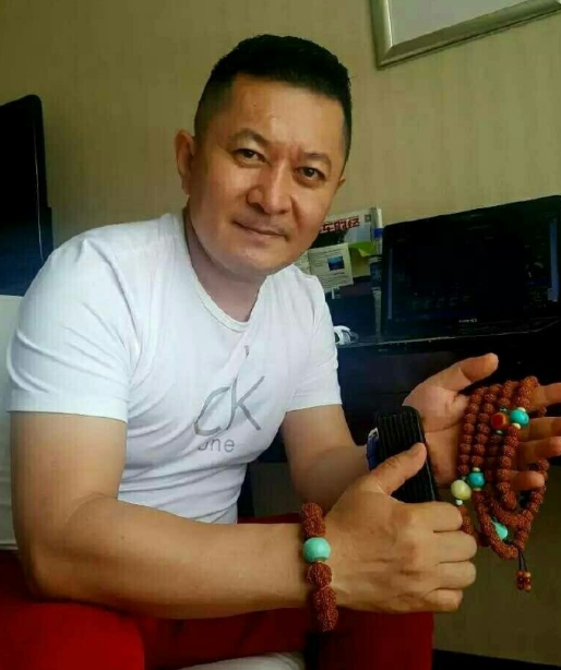 大富商赵钢现身高档酒局,别墅大到能开车,曾是赵本山经纪人