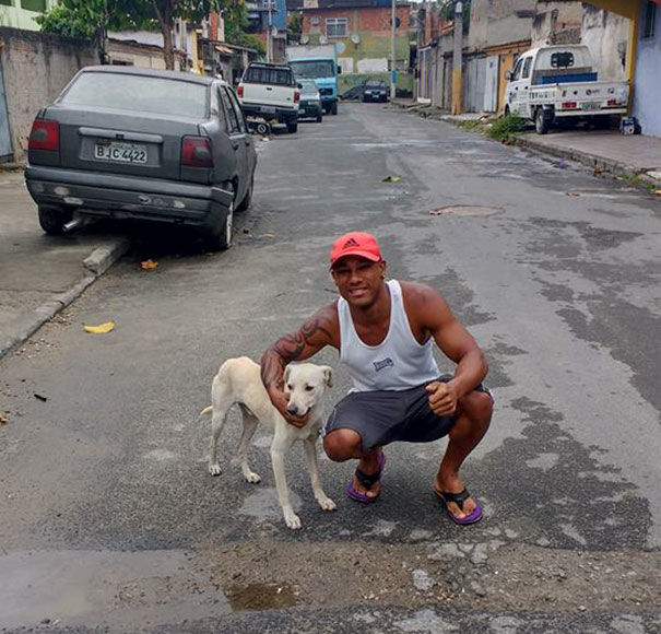 男子坐路边玩手机，被流浪狗尿了一身后，最后的结局被众人点赞休闲区蓝鸢梦想 - Www.slyday.coM