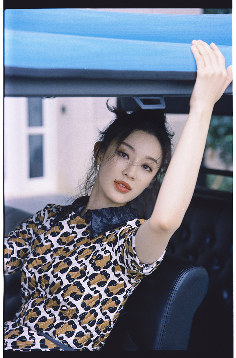 孙佳雨法式电影感大片 俏皮灵动展露治愈笑颜