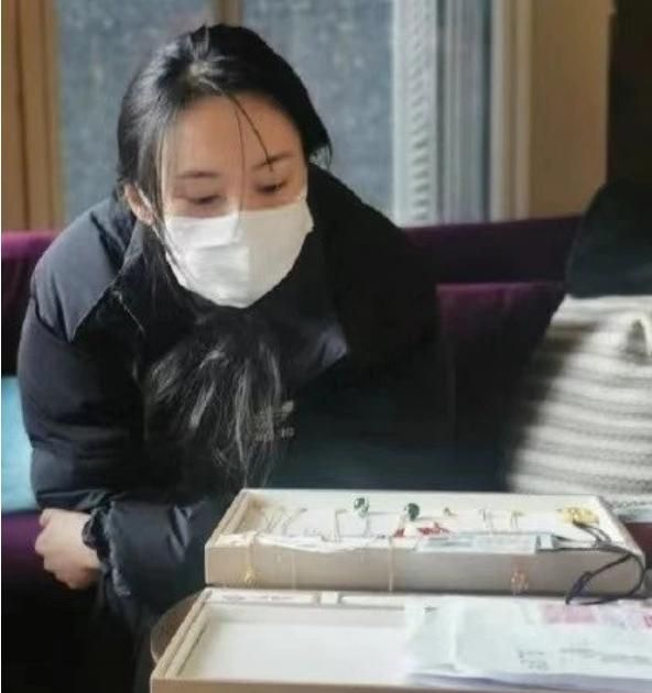 郑爽罕见现身,和周围人沟通笑不露齿,精致干练模样不受外界干扰休闲区蓝鸢梦想 - Www.slyday.coM 郑爽罕见现身,和周围人沟通笑不露齿,精致干练模样不受外界干扰休闲区蓝鸢梦想 - Www.slyday.coM