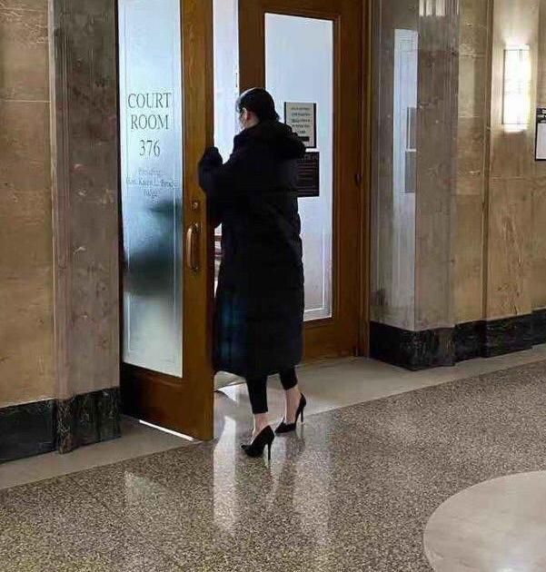 郑爽罕见现身,和周围人沟通笑不露齿,精致干练模样不受外界干扰休闲区蓝鸢梦想 - Www.slyday.coM 郑爽罕见现身,和周围人沟通笑不露齿,精致干练模样不受外界干扰休闲区蓝鸢梦想 - Www.slyday.coM