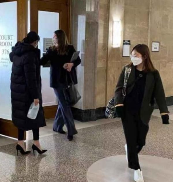 郑爽罕见现身,和周围人沟通笑不露齿,精致干练模样不受外界干扰休闲区蓝鸢梦想 - Www.slyday.coM 郑爽罕见现身,和周围人沟通笑不露齿,精致干练模样不受外界干扰休闲区蓝鸢梦想 - Www.slyday.coM