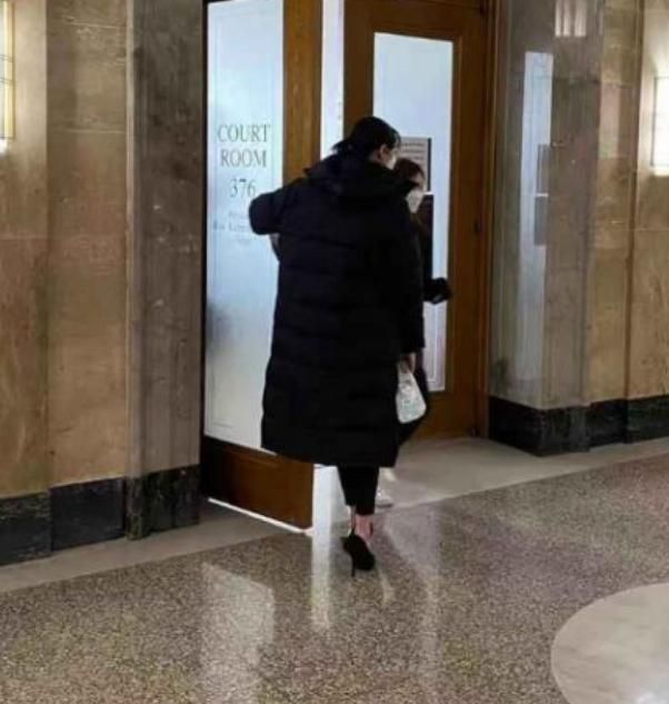 郑爽罕见现身,和周围人沟通笑不露齿,精致干练模样不受外界干扰休闲区蓝鸢梦想 - Www.slyday.coM 郑爽罕见现身,和周围人沟通笑不露齿,精致干练模样不受外界干扰休闲区蓝鸢梦想 - Www.slyday.coM