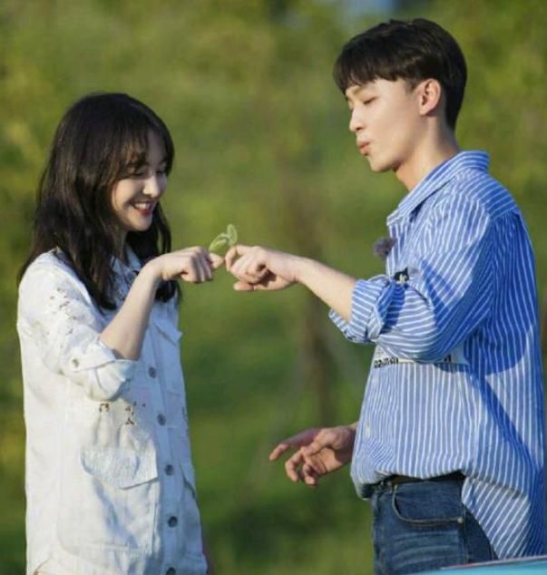 郑爽罕见现身,和周围人沟通笑不露齿,精致干练模样不受外界干扰休闲区蓝鸢梦想 - Www.slyday.coM 郑爽罕见现身,和周围人沟通笑不露齿,精致干练模样不受外界干扰休闲区蓝鸢梦想 - Www.slyday.coM