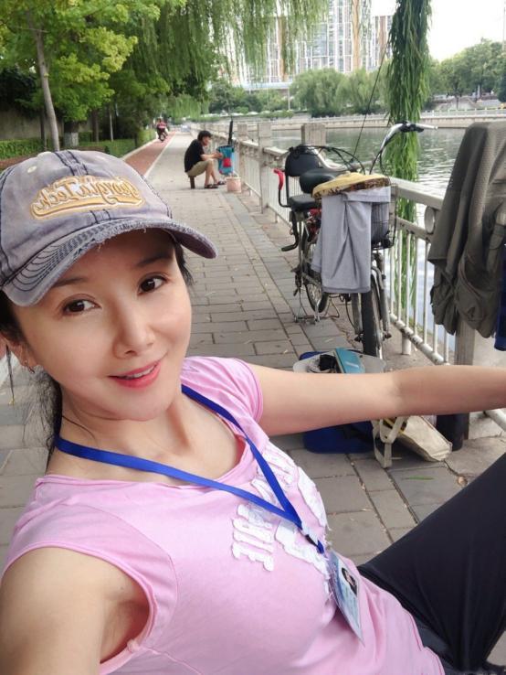 40岁孙菲菲近照脸太僵鼻孔不对称眼皮三道褶退圈嫁集团高管