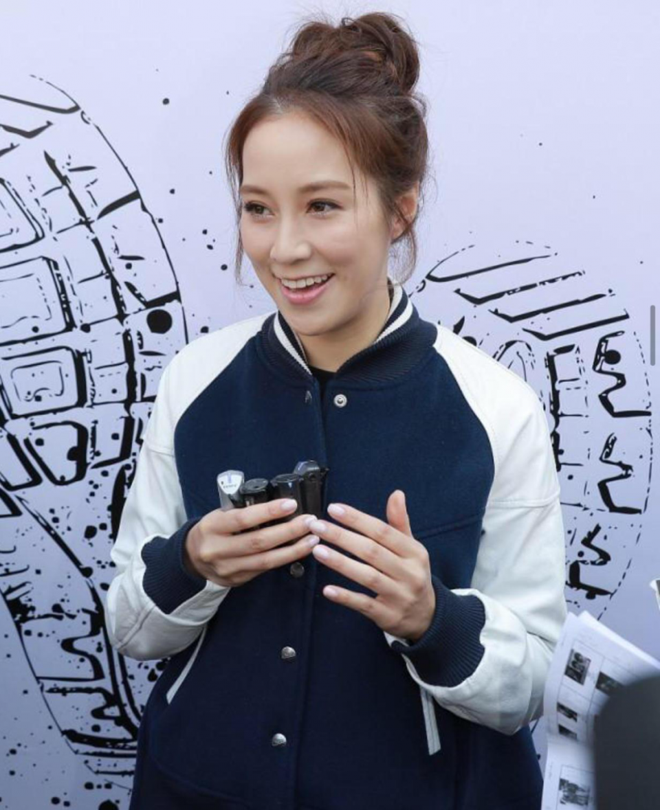 妆发分析:蓬松丸子头,伪素颜妆容徐子淇的学生装造型穿搭分析作为"