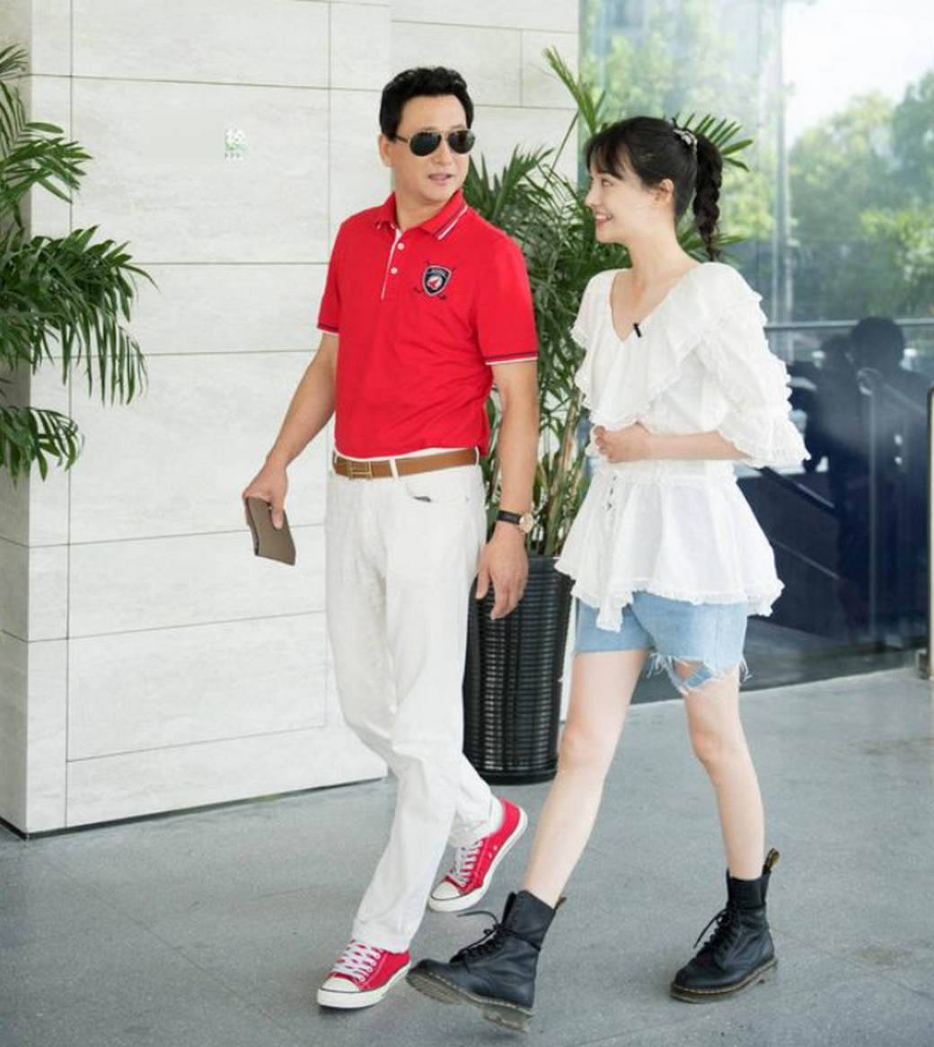 郑爽首次现身庭审行为异常被要求做精神鉴定言语证郑成华撒谎