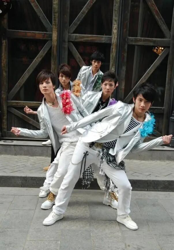 张彬彬男团旧照曝光五人中他是门面担当杀马特造型还撞脸姜潮