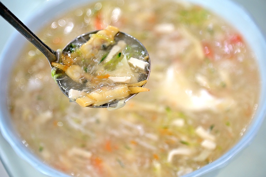 五彩老蛏汤,汤汁浓郁,食材丰富,鲜美清香,清爽滋润,喝上一碗,无比舒畅