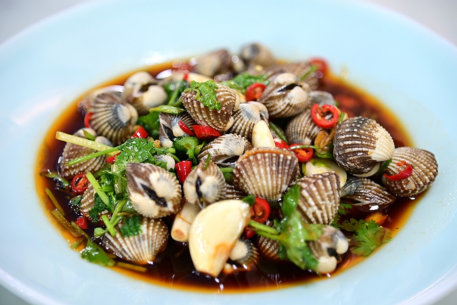 生腌血蚶,大颗饱满,肉质无比柔嫩,腌的滋味恰到好处,一颗一颗完全停不