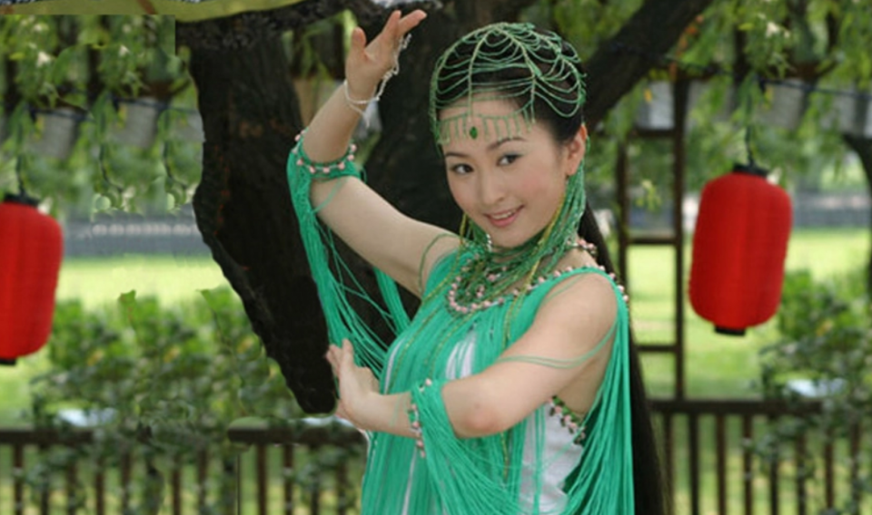 四仙女绿儿相比大家都认识,我们的华妃娘娘蒋欣,当年的蒋欣真的满脸