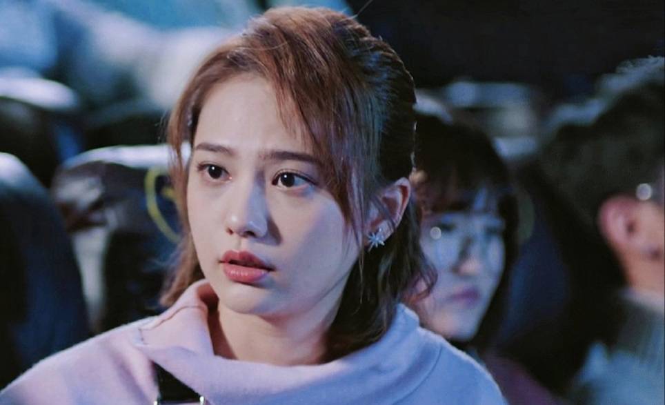 白敬亭的戏份逐渐减少,反倒是在剧中饰演女二号阮青夏的姜珮瑶拥有