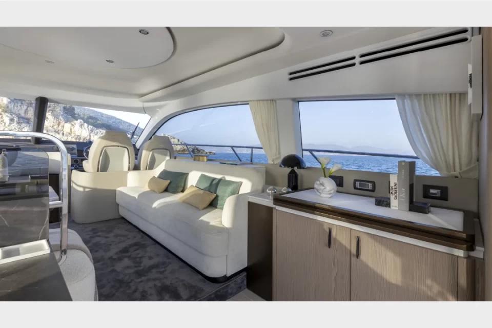 50尺飞桥游艇再添实力选手全新阿兹慕53魅力来袭