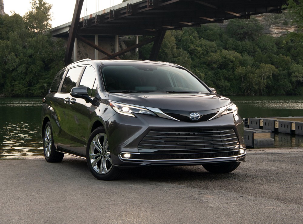 丰田sienna是tnga-k平台下孕育的一款中型mpv,它加入了很多丰田家族式