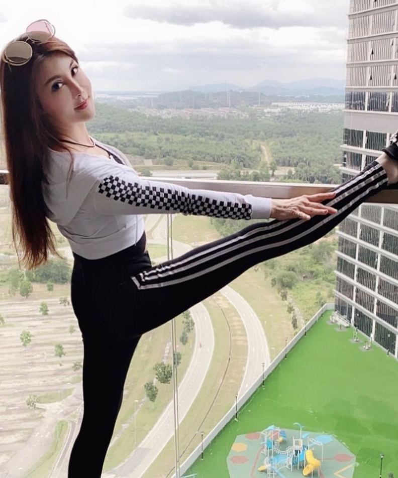 52岁杨丽菁现身录制节目嘴歪脸斜表情僵硬眼睛瞪得像铜铃