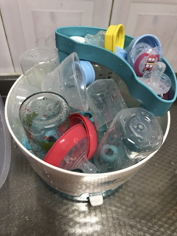 奶瓶消毒"快捷法"开水烫奶瓶,家长觉得很靠谱,可能伤害娃肠胃