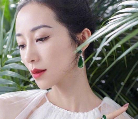 谢娜戴价值千万满绿翡翠手镯上综艺,珠宝才是女人的"保险柜"直播间