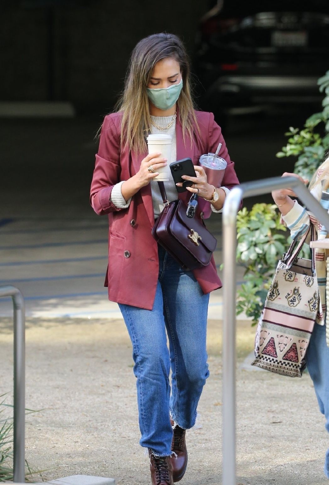 3月24日,据外媒报道,杰西卡阿尔芭的街拍近照曝光,引发网友热议.