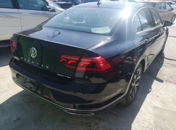 16万元买辆库存大众迈腾280,托人才买到,洗干净后依旧锃亮耀眼