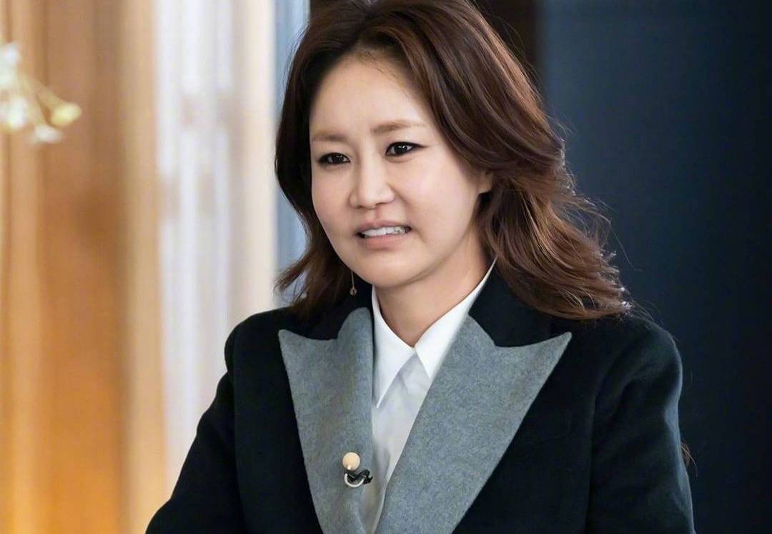 在《顶楼2》即将完结的时候,申恩庆被网友进行起底,她的"黑料"也一并