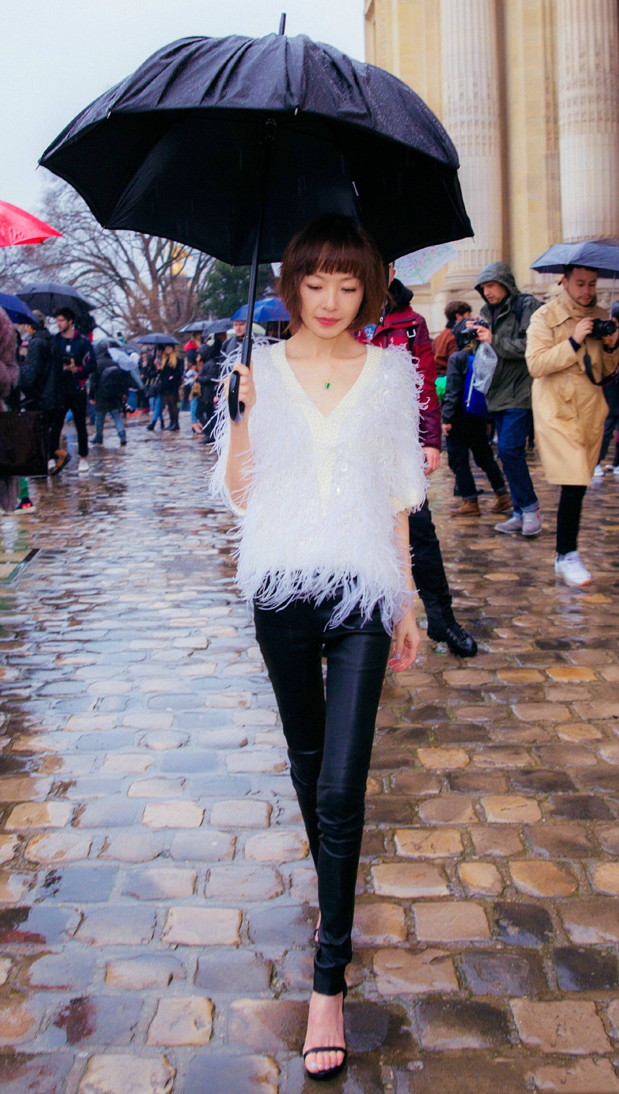 鲁豫又瘦出新高度,紧绷绷的皮裤穿着松松垮垮,虽瘦但是毫无美感