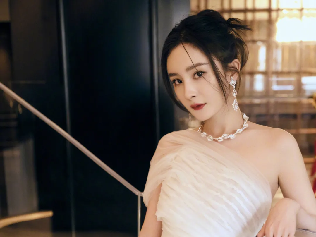 谁能想到,红了10年的杨幂会因一张照片"翻车"呢?