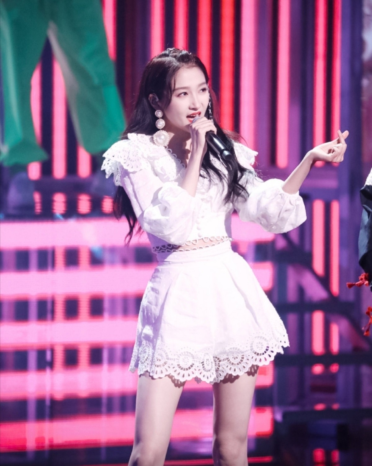 关晓彤尝试新造型双马尾加低胸装乖乖女开始走性感风