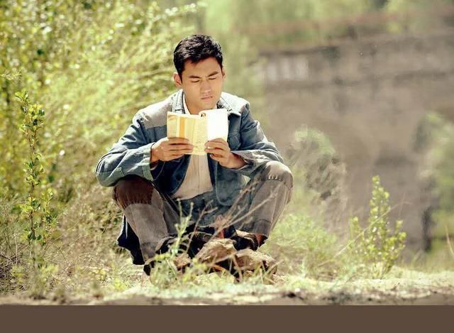 孙少平在劳动中成长,在生活中感悟,以周遭人物为时代背景,以他的青春