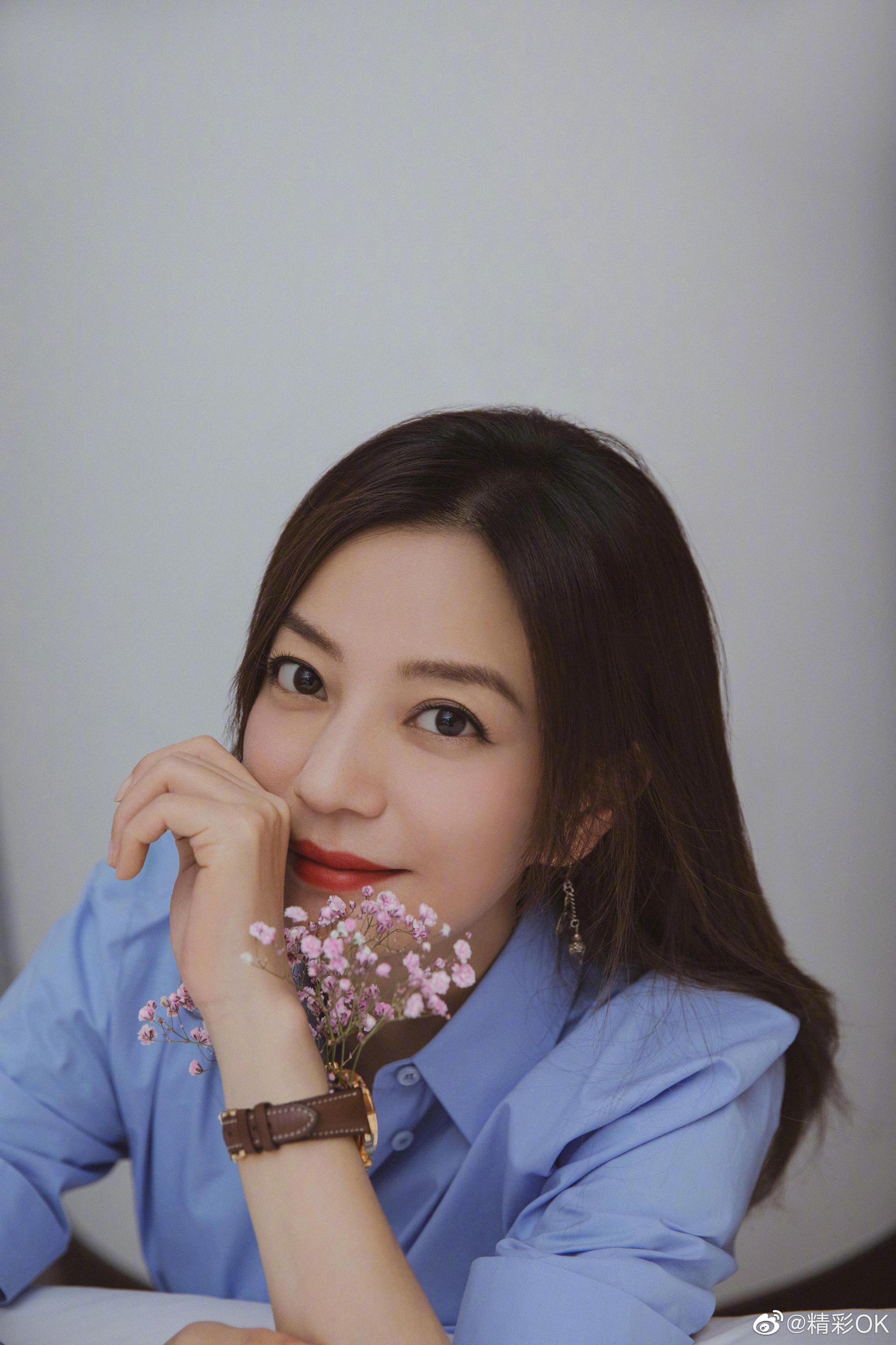 赵薇穿蓝色短袖衬衣清爽文艺眉眼间尽露温柔气质