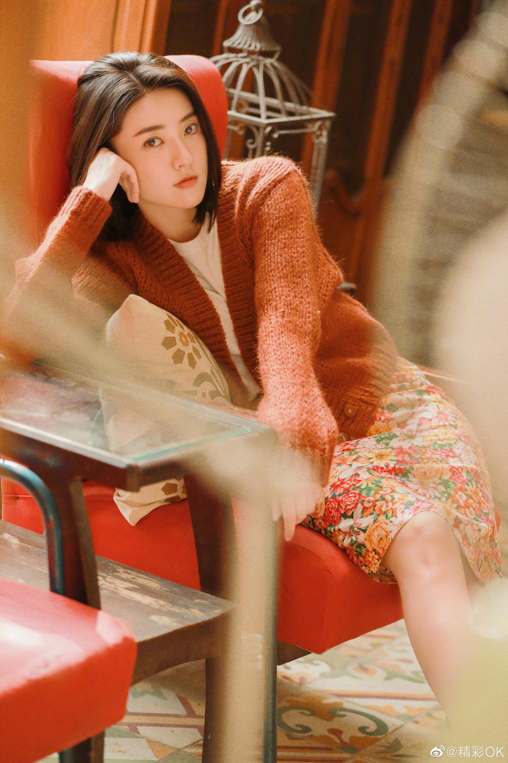 梁洁简约白t搭配俏皮碎花裙或坐在窗前小憩演绎浪漫怀旧风