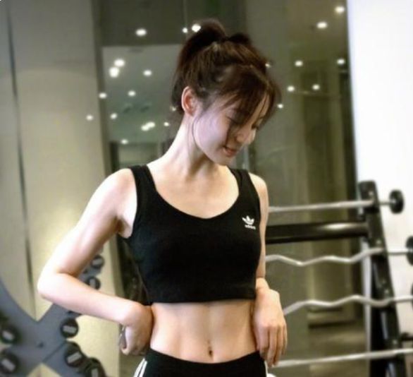 张歆艺晒出健身照,体重不会是永恒不变的,直言瘦身很简单