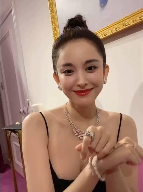 古力娜扎的气质很出众,而且五官也很精致立体