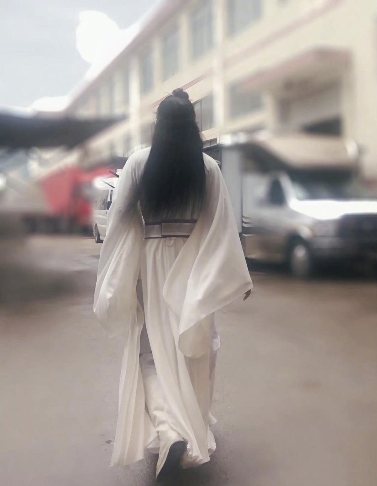 山河令大结局,张哲瀚卡点告别周子舒,晒背影杀青照:江湖再见|山河令