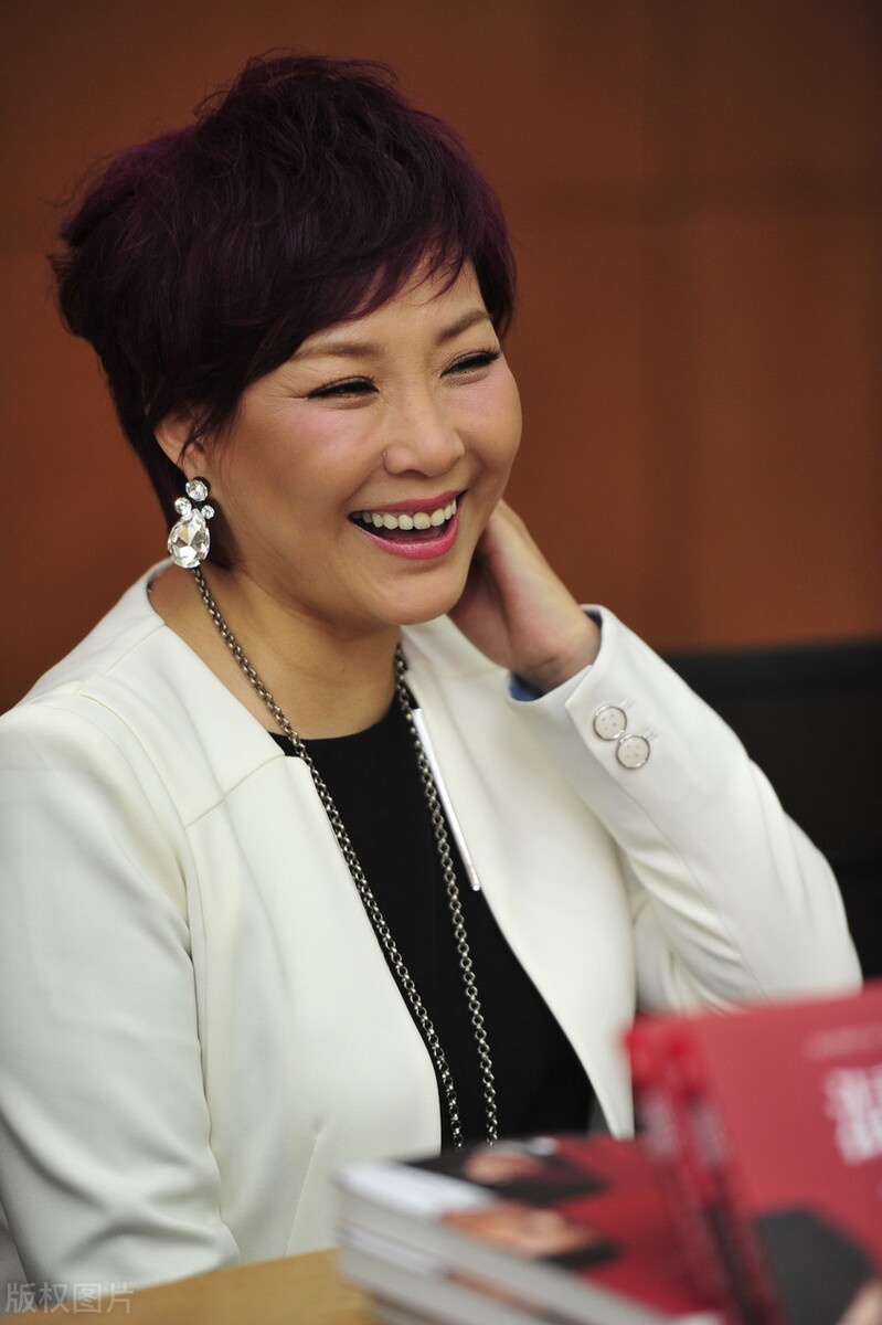 李静近照,被拍,喜笑颜开,心情很好