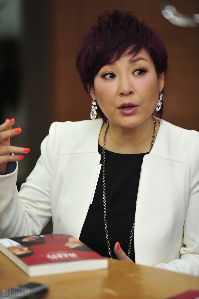 李静近照,被拍,喜笑颜开,心情很好