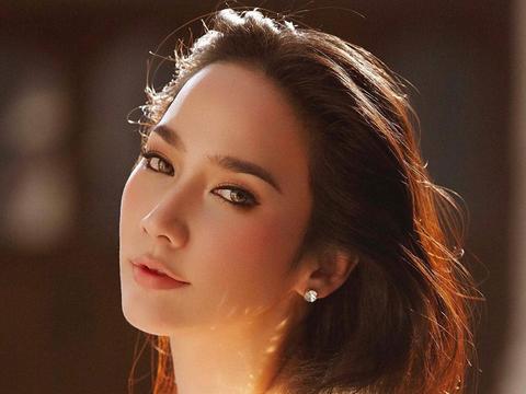 砂楚的嘴唇很薄在说话间很容易扯动上嘴唇这样的特征往往会让女人显得