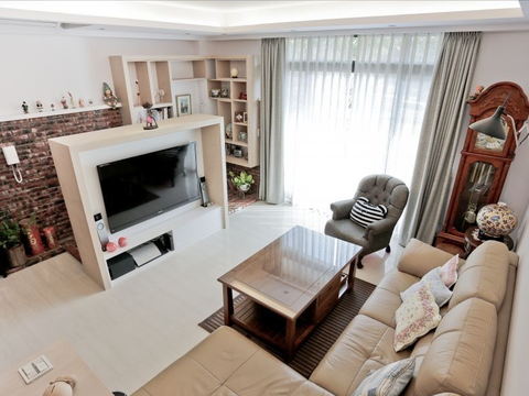 可以选择一道半高的电视墙作为两场域之间的隔断,不仅达到遮蔽的效果