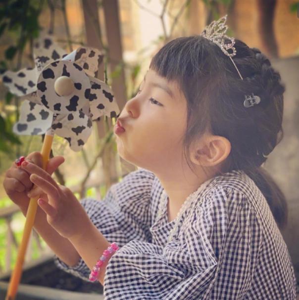 贾静雯小女儿波妞长开了颜值高气质好漂亮得像个小公主