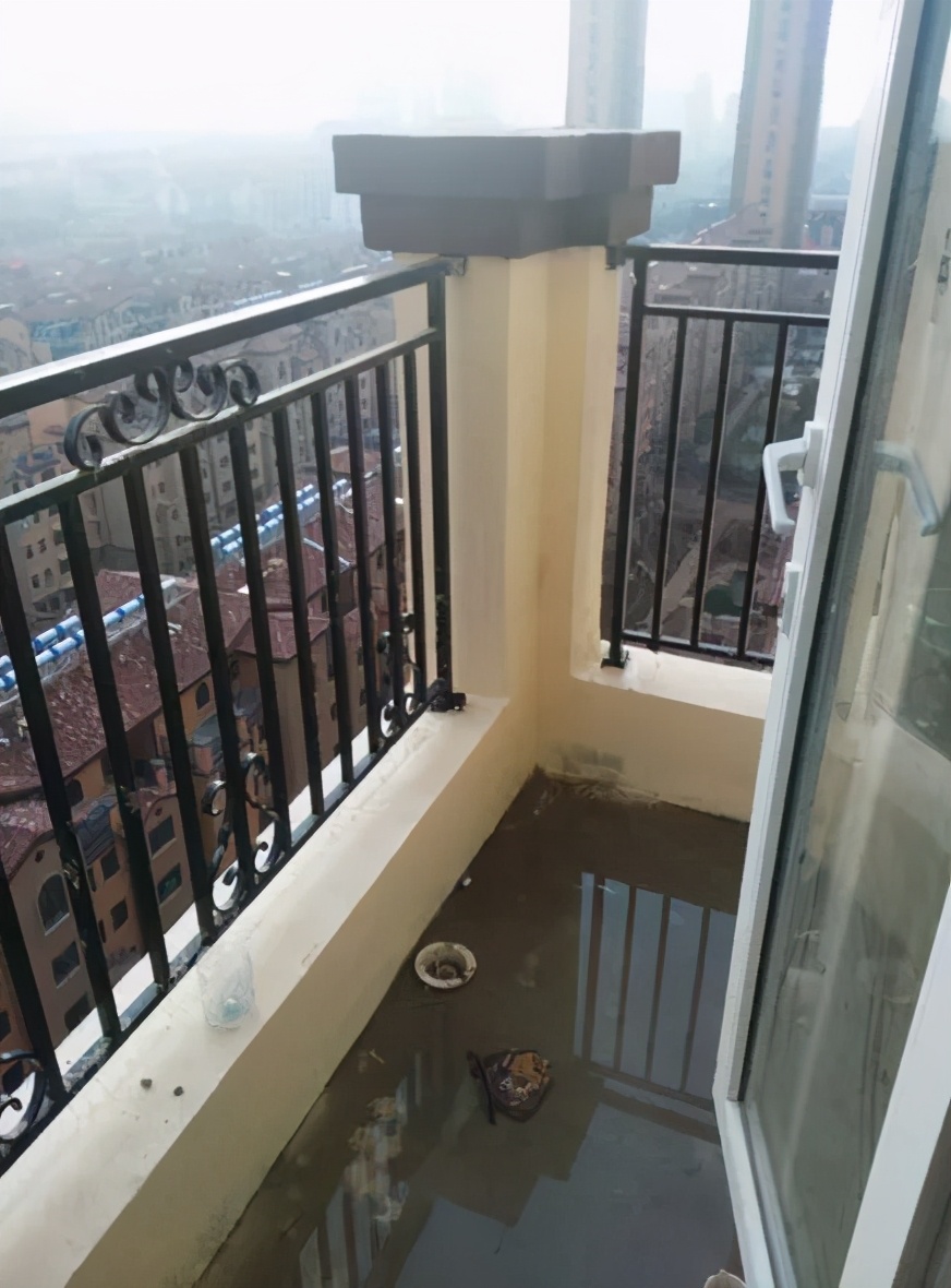 一般做法:农村住宅多为低矮建筑,树叶易飘落进露台,挡住地漏出水口