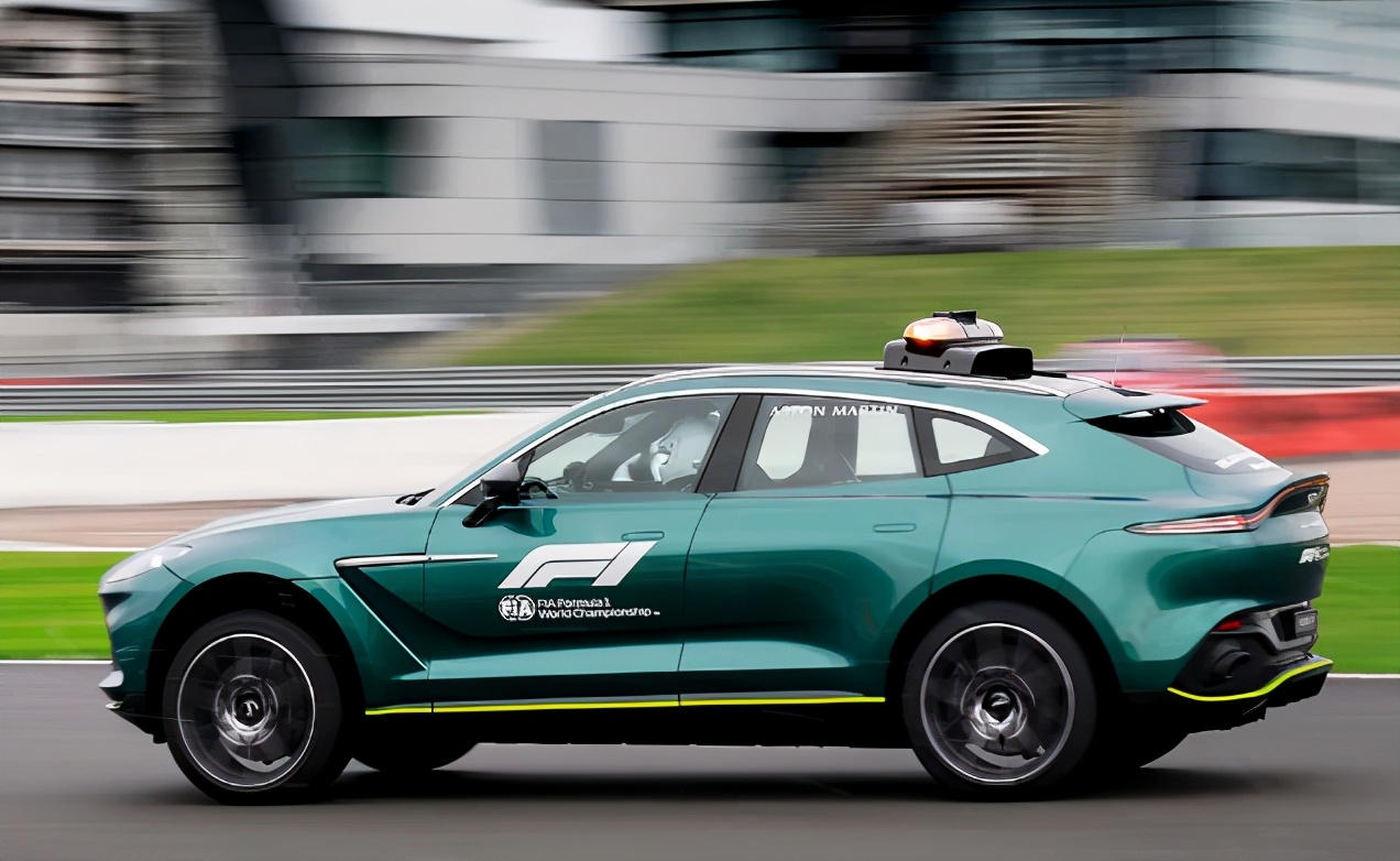 新赛季f1亮点之一安全车终于有新面孔两台重量级车型坐镇