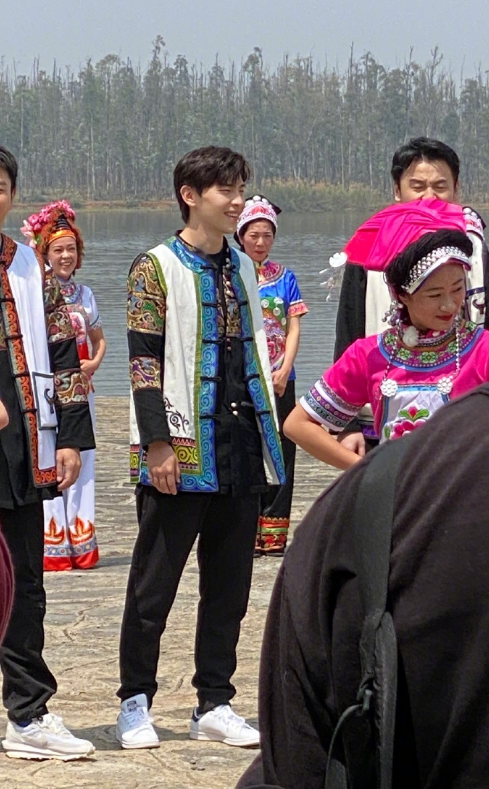 邓伦穿民族服饰跳舞小肉手叉腰学到精髓让人梦回爸爸5