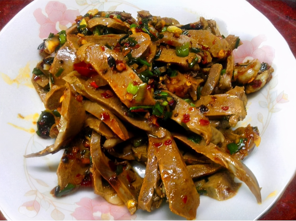 食材:新鲜羊心,蒜,葱,姜,老干妈辣椒酱,生抽,盐,花椒油,干花椒粒,料酒