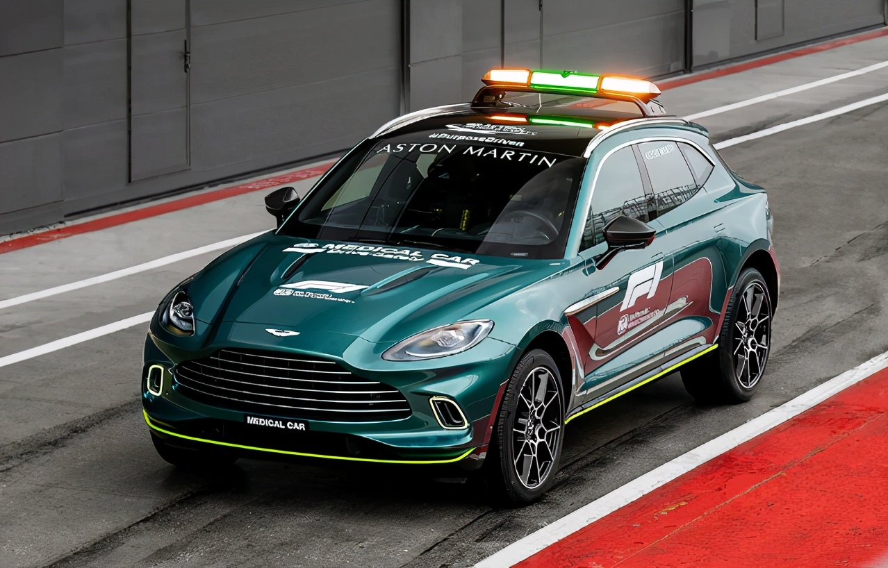 新赛季f1亮点之一,安全车终于有新面孔,两台重量级车型坐镇