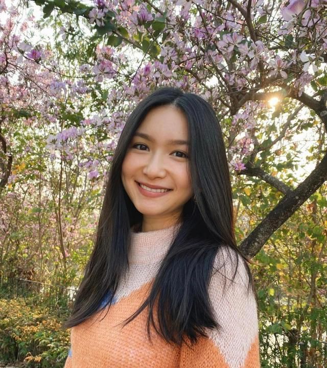 大多都会半只脚踩入娱乐圈,从事相关的工作,比如邱淑贞的女儿沈月