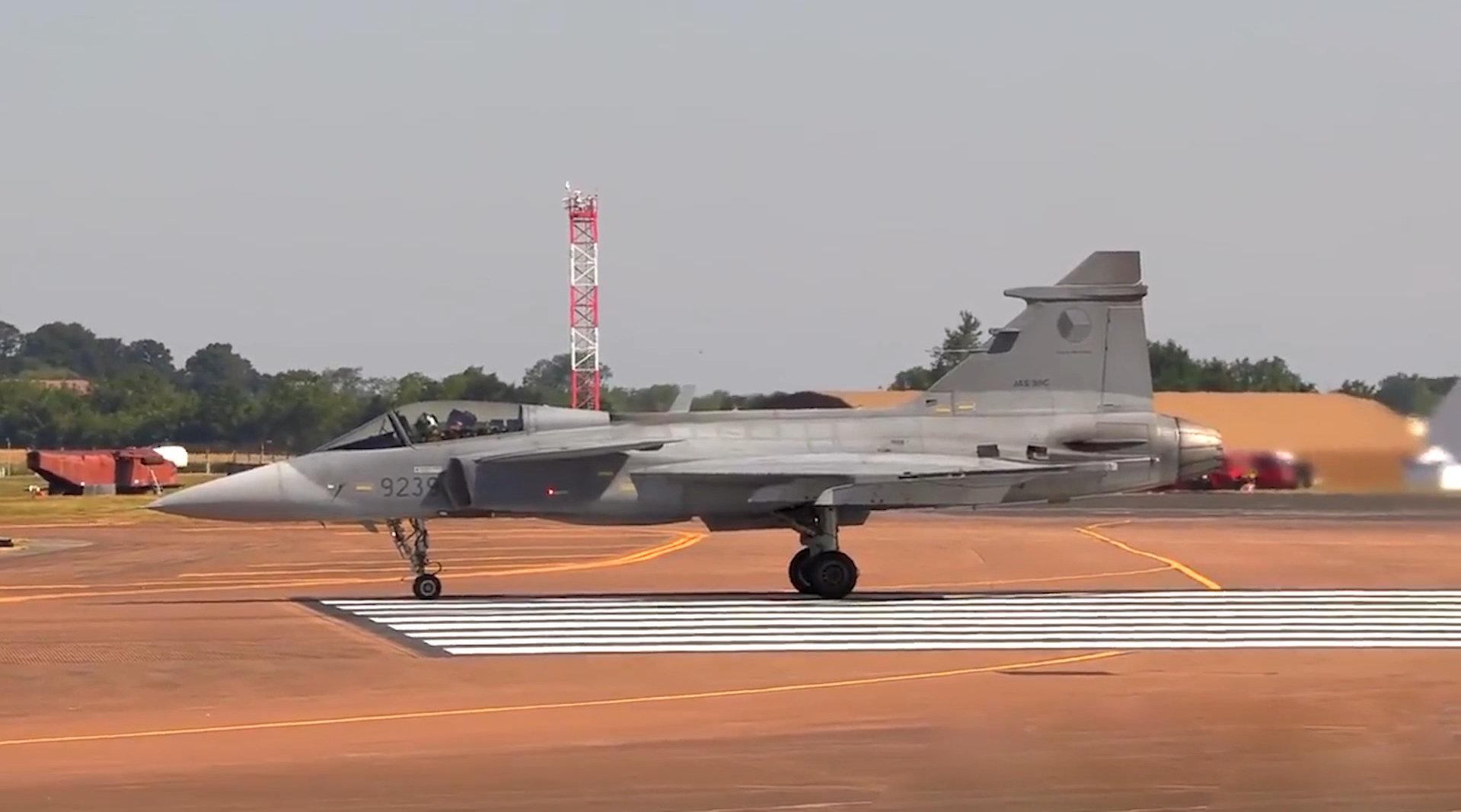 瑞典萨博jas-39"鹰狮"战斗机,展示鸭翼布局的灵活机动!