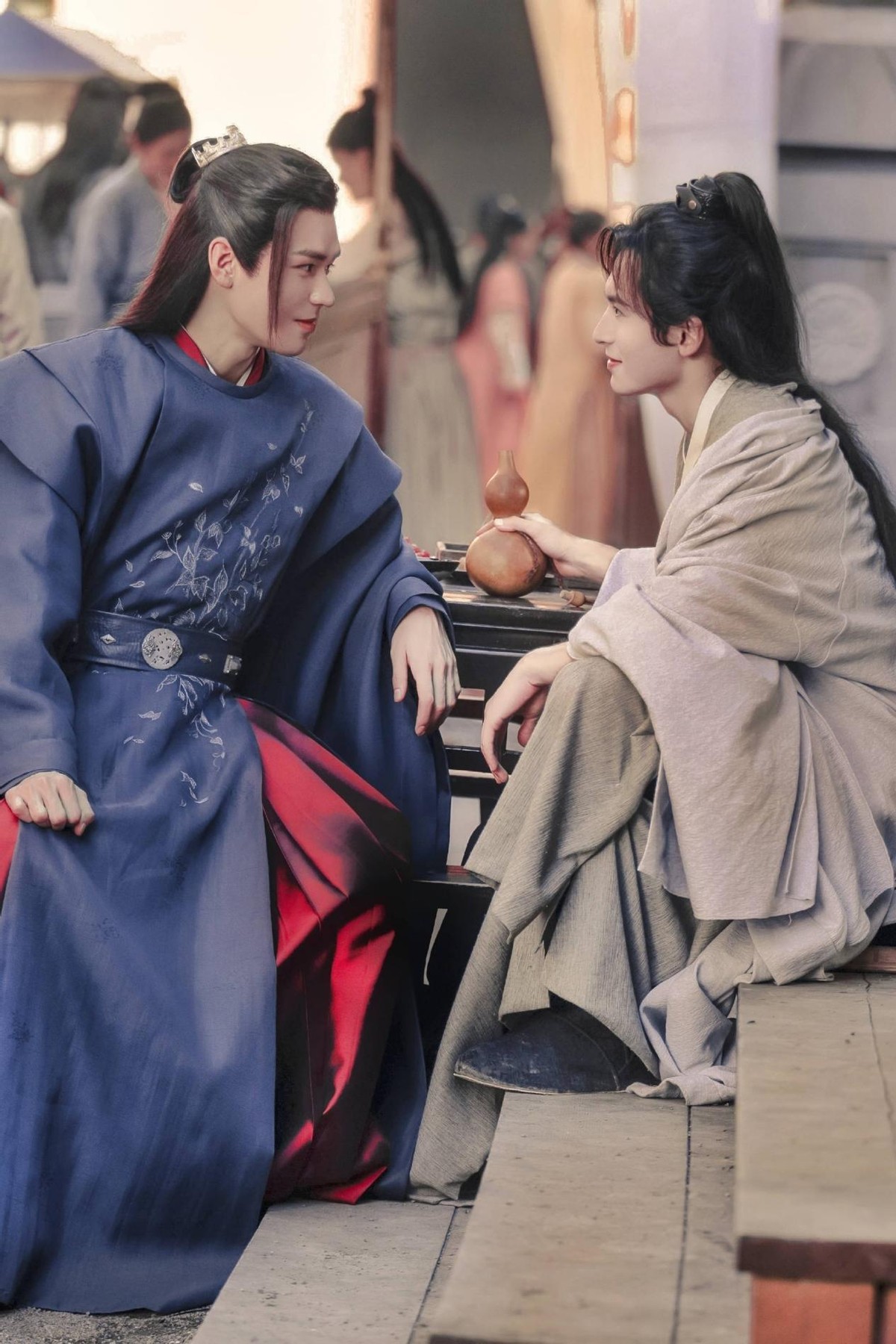 最近,张哲瀚和龚俊主演的古装电视剧《山河令》持续热播,该剧的热度和