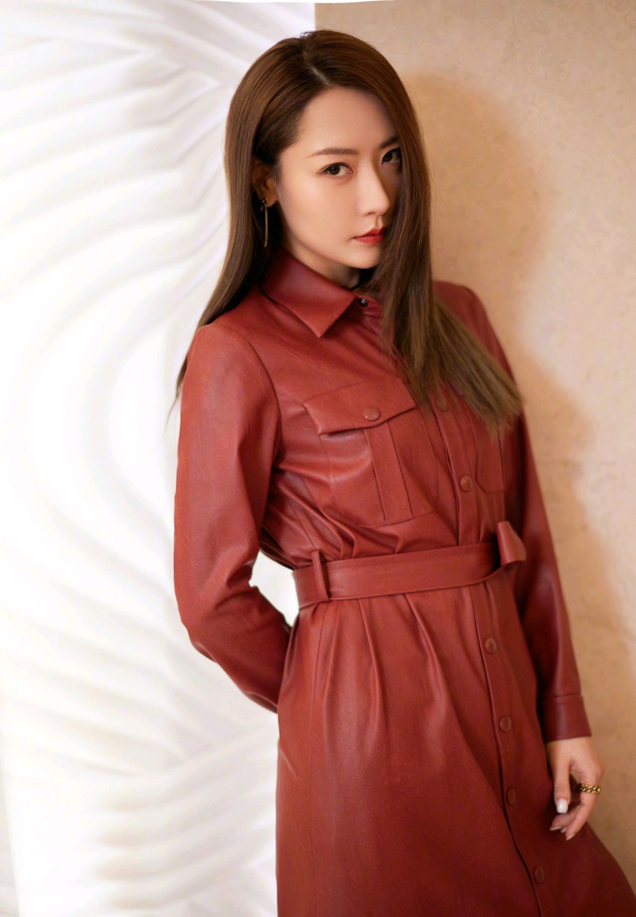 白冰真是赶时髦的一把好手朱红色皮大衣潇洒酷炫摩登时髦